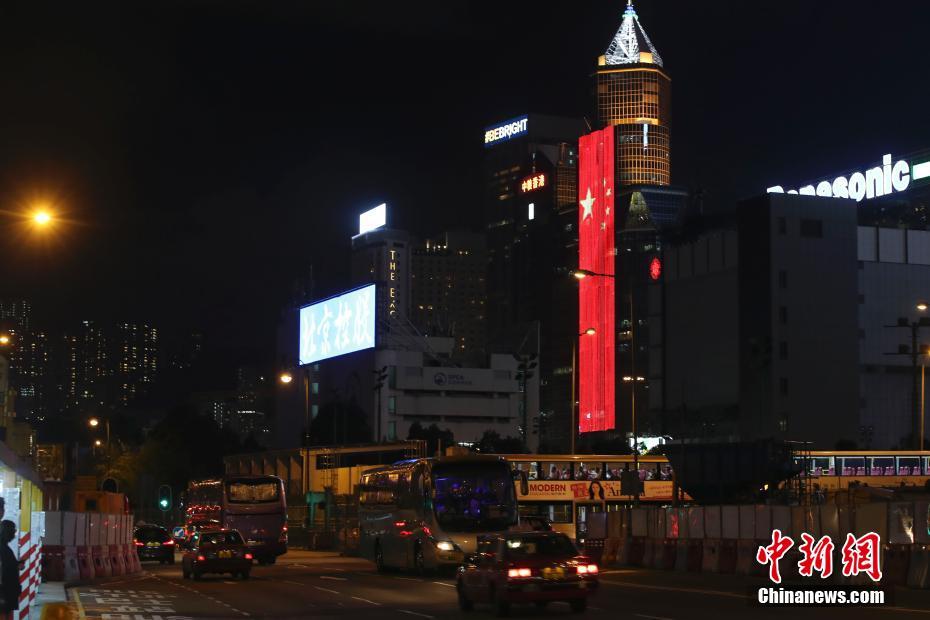 香港祖國(guó)復(fù)帰イベントまもなく　ネオンで光り輝くビクトリア灣