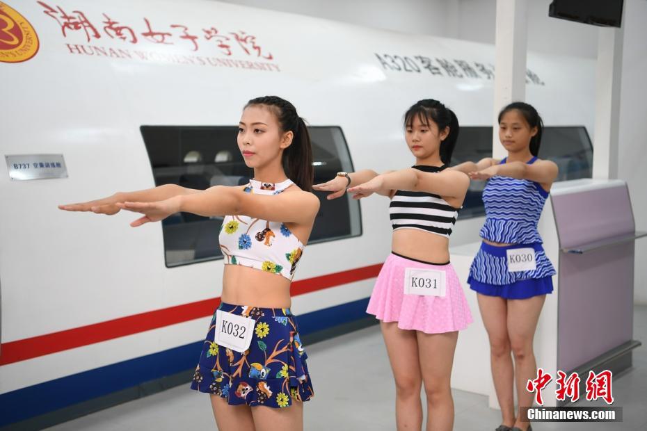 湖南省の大學(xué)で客室乗務(wù)員募集　水著によるスタイルチェックも