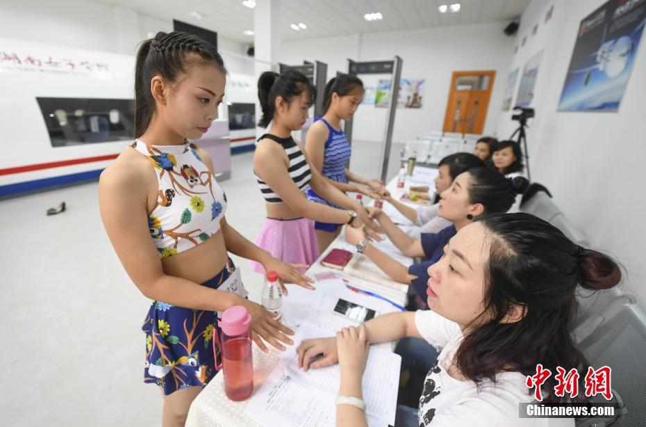 湖南省の大學(xué)で客室乗務(wù)員募集　水著によるスタイルチェックも