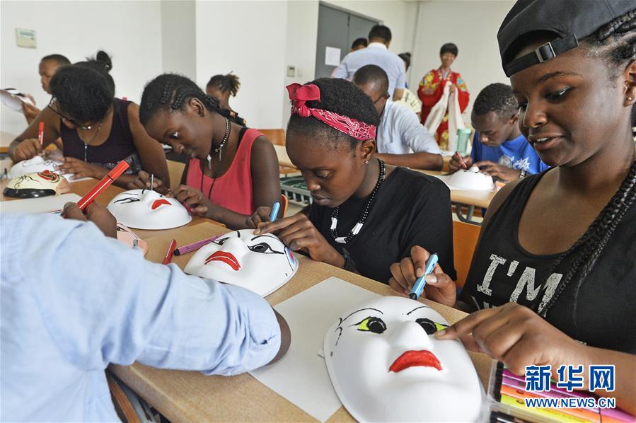 ケニアの大學(xué)生たち、中國伝統(tǒng)演劇の京劇を體験　天津市