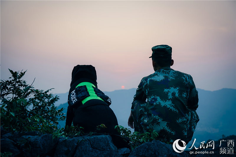 中國(guó)とベトナムの國(guó)境で活躍する麻薬探知犬