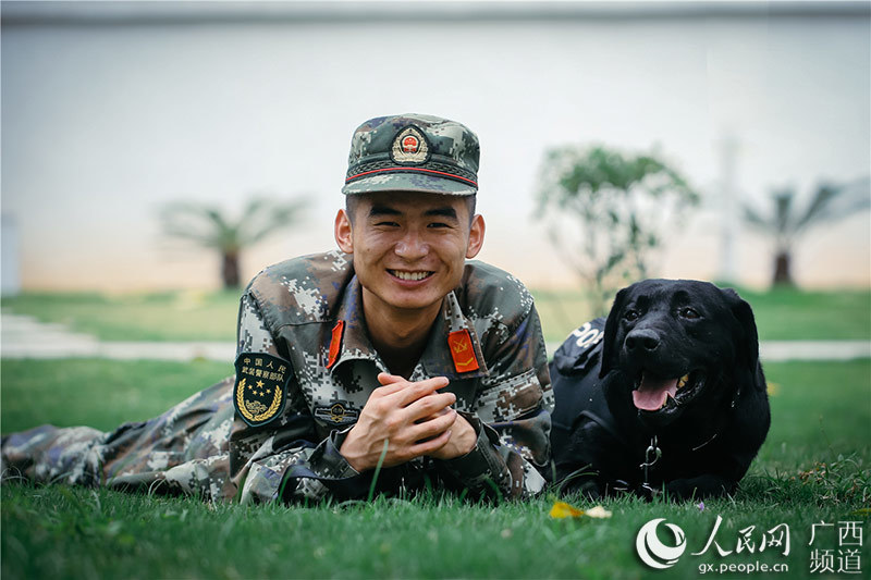 中國とベトナムの國境で活躍する麻薬探知犬