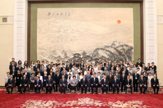 全人大常務(wù)委員會の王晨副委員長が日本殘留孤児代表団と會見