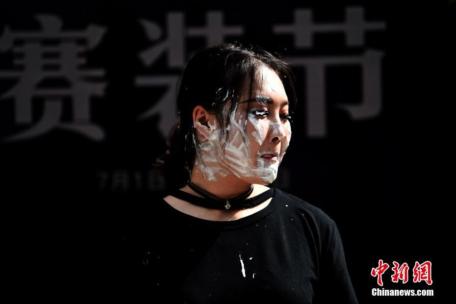 両手で豪快にすくって競うヤクヨーグルトの早飲み大會　四川省