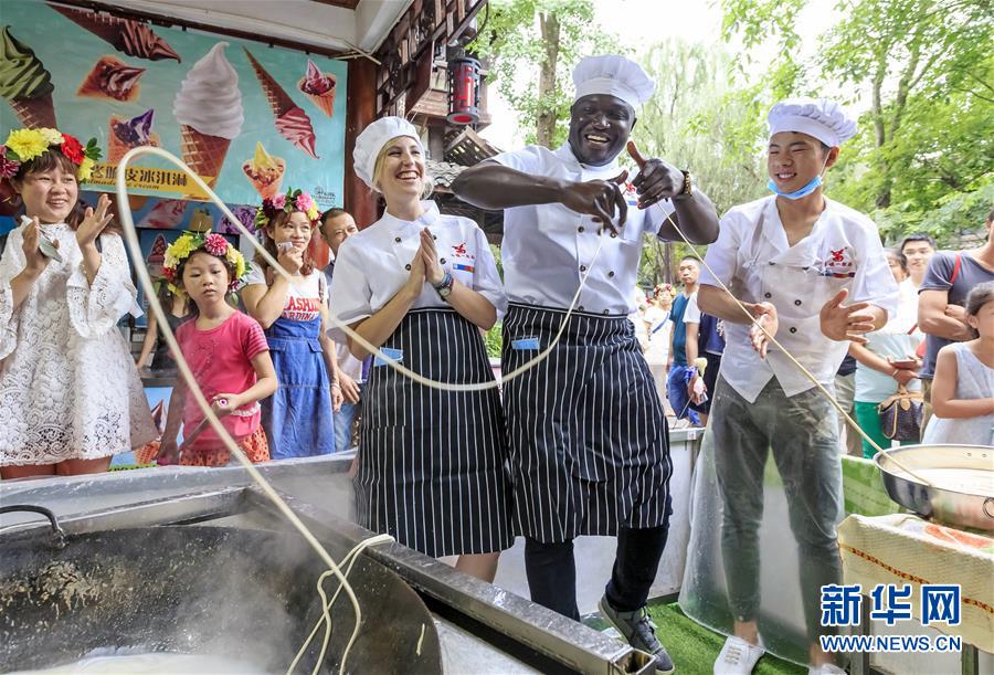 外國(guó)人にも愛(ài)される成都グルメ「一根麺」