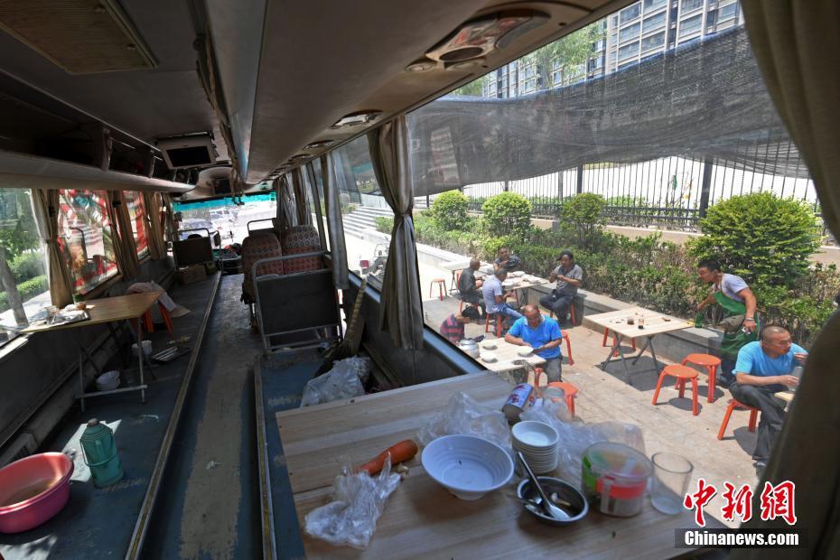 麺料理店に改造された大型バス　出稼ぎ労働者に手頃な価格で料理を提供