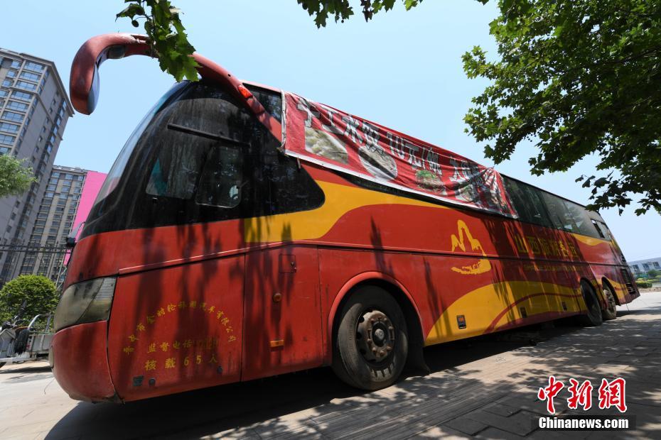 麺料理店に改造された大型バス　出稼ぎ労働者に手頃な価格で料理を提供