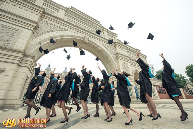 航空會(huì)社8社が勢(shì)ぞろいした客室乗務(wù)員の制服で卒業(yè)寫(xiě)真