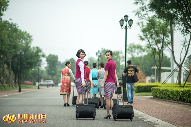 航空會社8社が勢ぞろいした客室乗務員の制服で卒業(yè)寫真