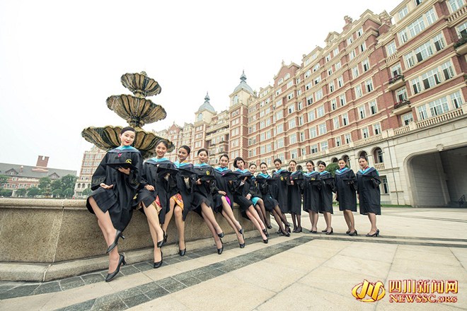 航空會社8社が勢ぞろいした客室乗務員の制服で卒業(yè)寫真