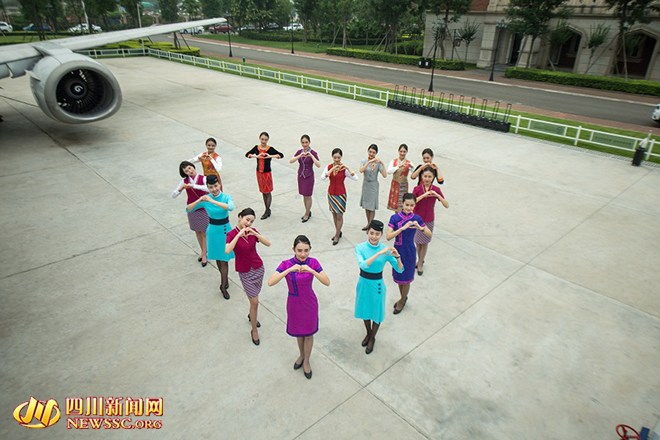 航空會社8社が勢ぞろいした客室乗務員の制服で卒業(yè)寫真