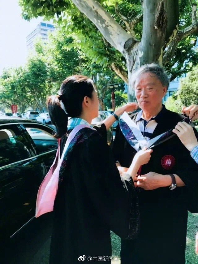 55年の時(shí)を越えた2人の卒業(yè)生、大學(xué)OBの祖父と卒業(yè)寫真撮影