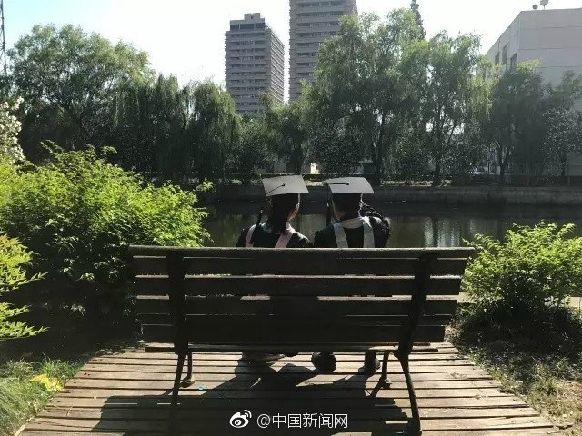 55年の時(shí)を越えた2人の卒業(yè)生、大學(xué)OBの祖父と卒業(yè)寫(xiě)真撮影