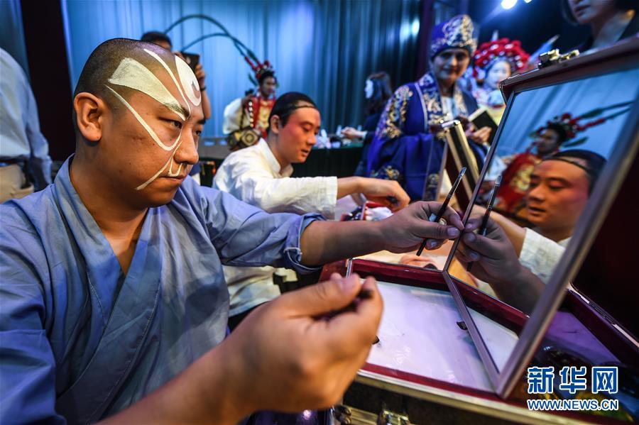 夏季ダボス會議の來賓が京劇に挑戦