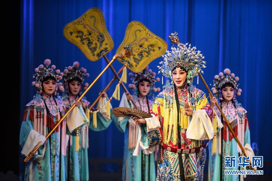 夏季ダボス會(huì)議の來(lái)賓が京劇に挑戦