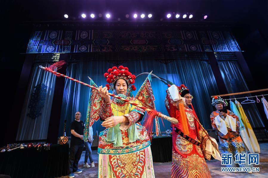 夏季ダボス會(huì)議の來(lái)賓が京劇に挑戦