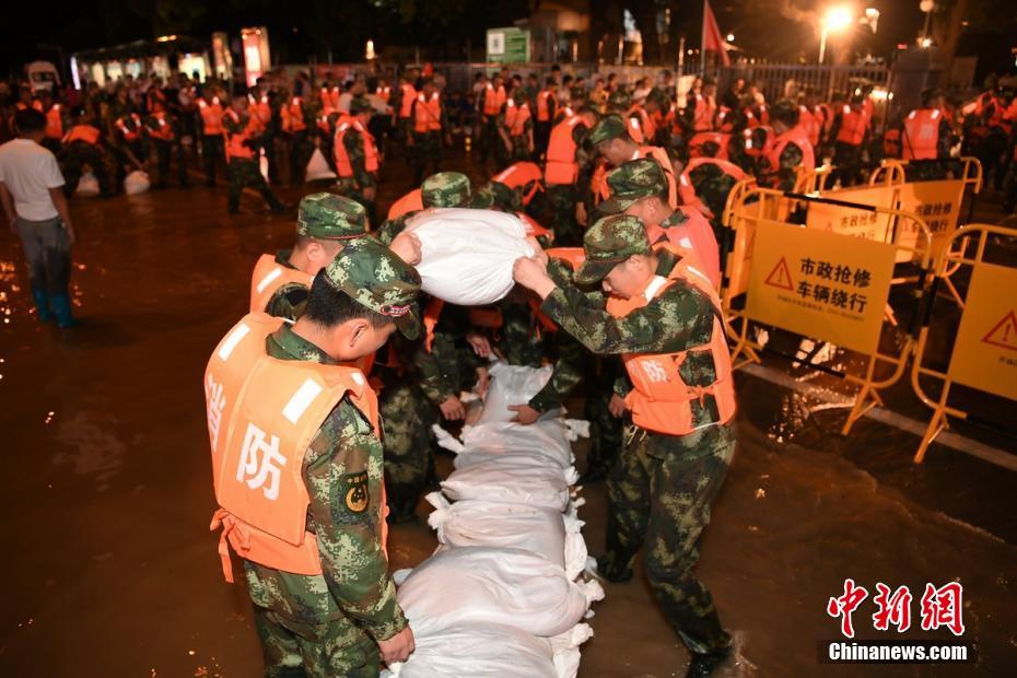 長沙市で洪水警戒1級(jí)警報(bào)発令　夜通し作業(yè)にあたる人々