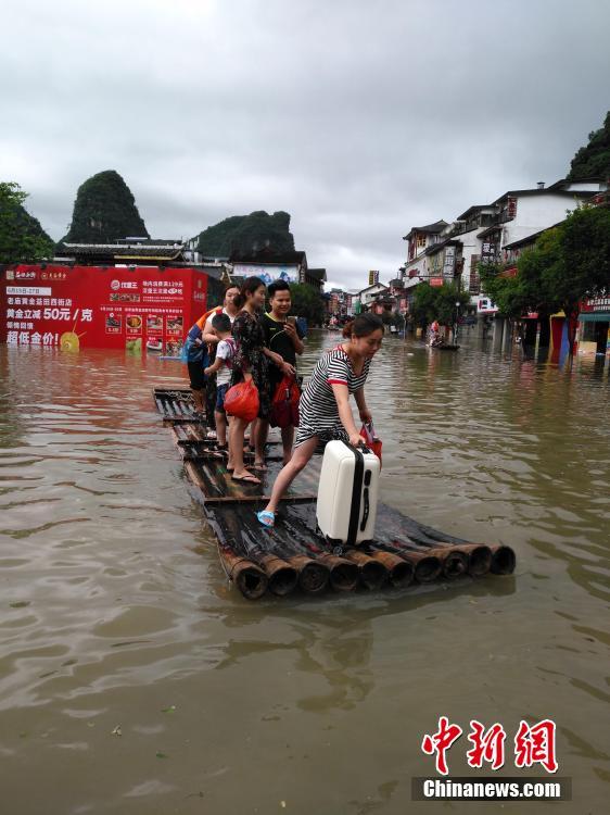 河川の逆流で桂林の大學(xué)が冠水　ブルドーザーで學(xué)生を救助