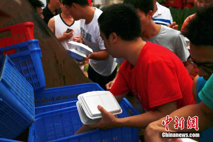 河川の逆流で桂林の大學(xué)が冠水　ブルドーザーで學(xué)生を救助