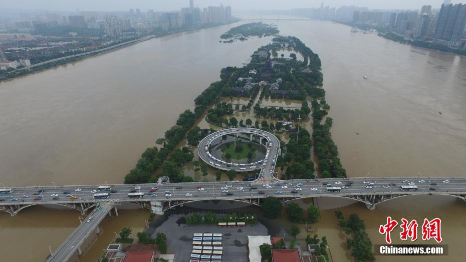 警戒水位を超えた長(zhǎng)沙市、湘江の橘子洲景勝地が冠水