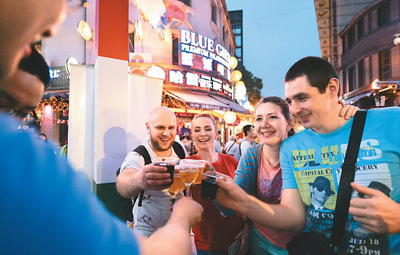 浙江省寧波市の老外灘で美酒を味わうウクライナ人観光客  （6月8日、撮影?翁忻暘）