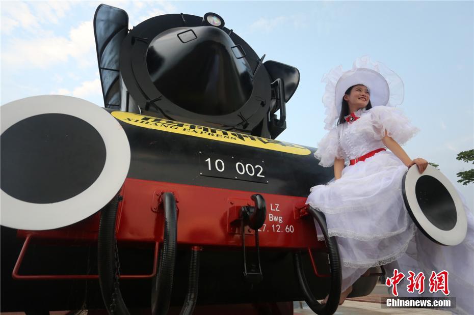 古い蒸気機(jī)関車(chē)を客室乗務(wù)員の実技トレーニングの場(chǎng)に再利用　四川省