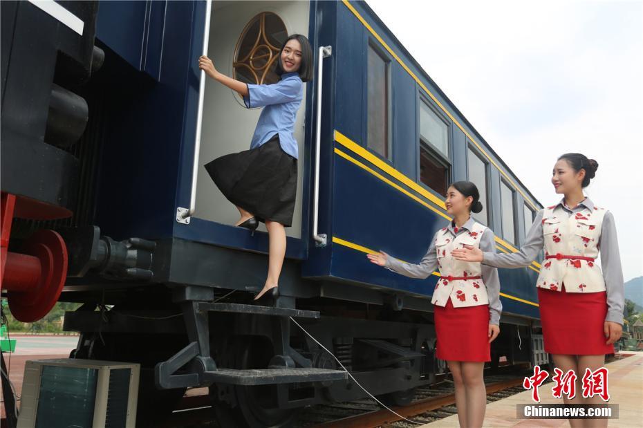 古い蒸気機関車を客室乗務員の実技トレーニングの場に再利用　四川省