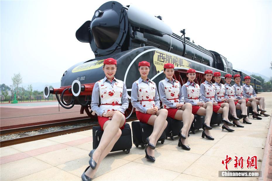 古い蒸気機関車を客室乗務員の実技トレーニングの場に再利用　四川省