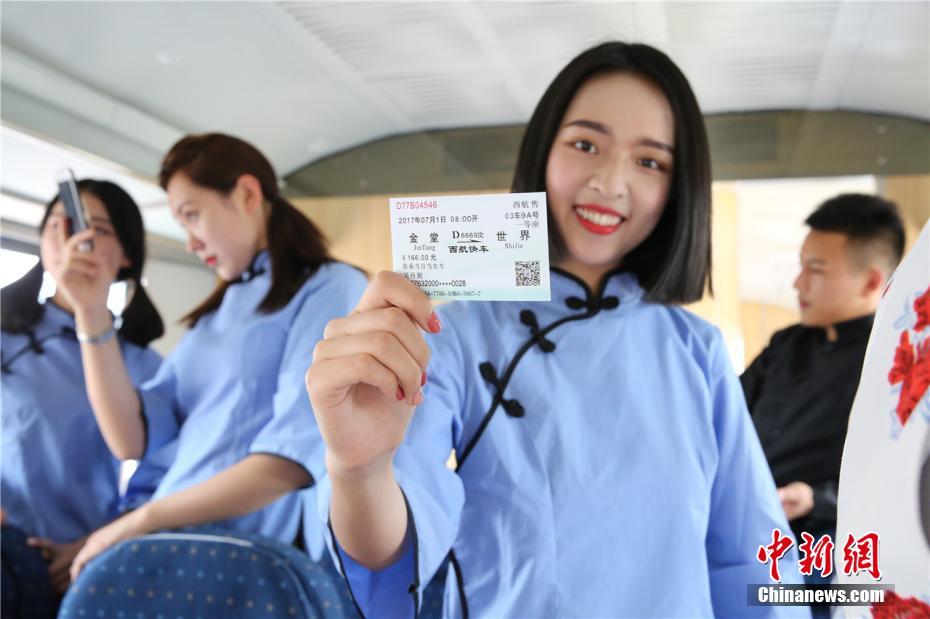 古い蒸気機関車を客室乗務員の実技トレーニングの場に再利用　四川省