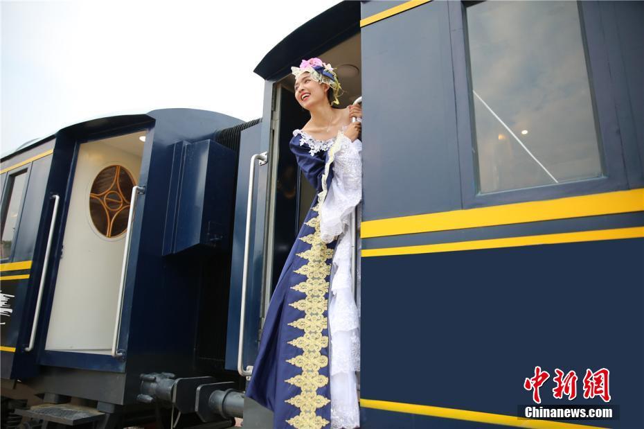 古い蒸気機関車を客室乗務員の実技トレーニングの場に再利用　四川省