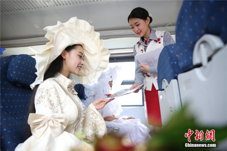 古い蒸気機(jī)関車を客室乗務(wù)員の実技トレーニングの場(chǎng)に再利用　四川省