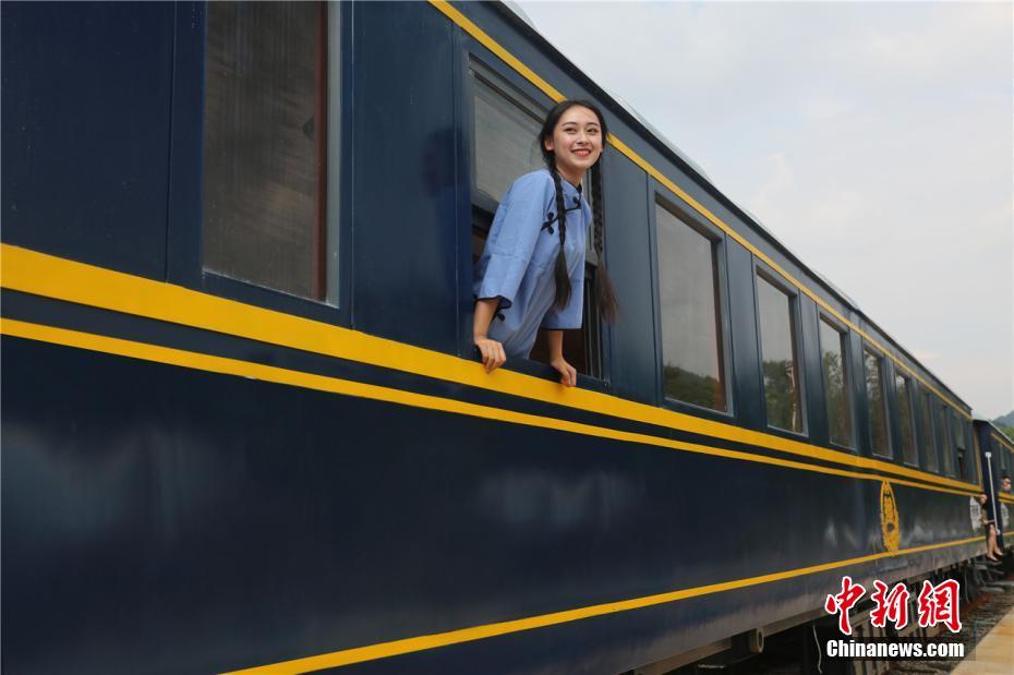 古い蒸気機(jī)関車を客室乗務(wù)員の実技トレーニングの場に再利用　四川省