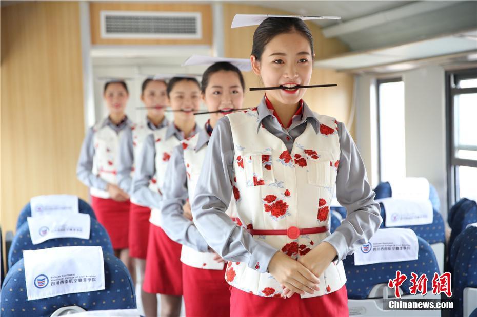 古い蒸気機(jī)関車を客室乗務(wù)員の実技トレーニングの場(chǎng)に再利用　四川省