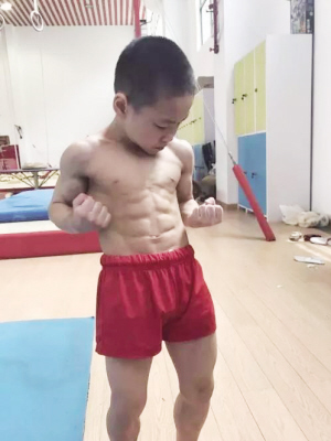 腹筋が8つに割れてる7歳児が話題に