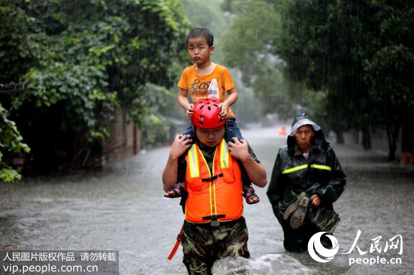 湖南省の豪雨、協(xié)力して災(zāi)害救助にあたる武裝警察と消防隊(duì)員たち