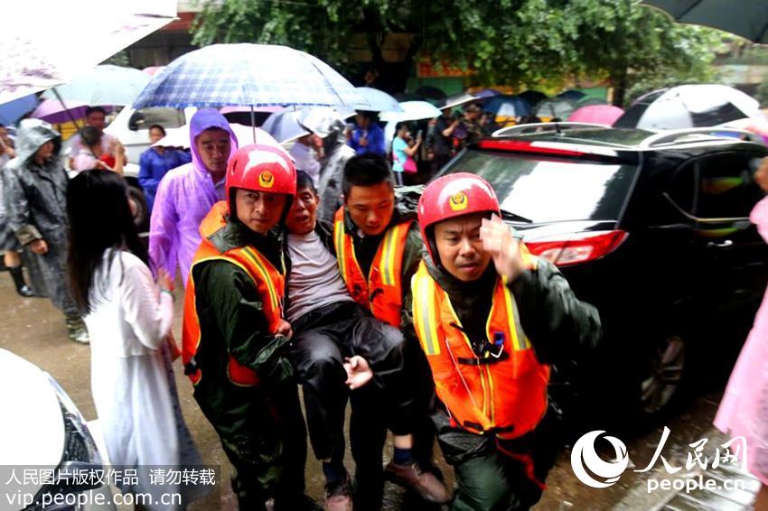 湖南省の豪雨、協力して災害救助にあたる武裝警察と消防隊員たち