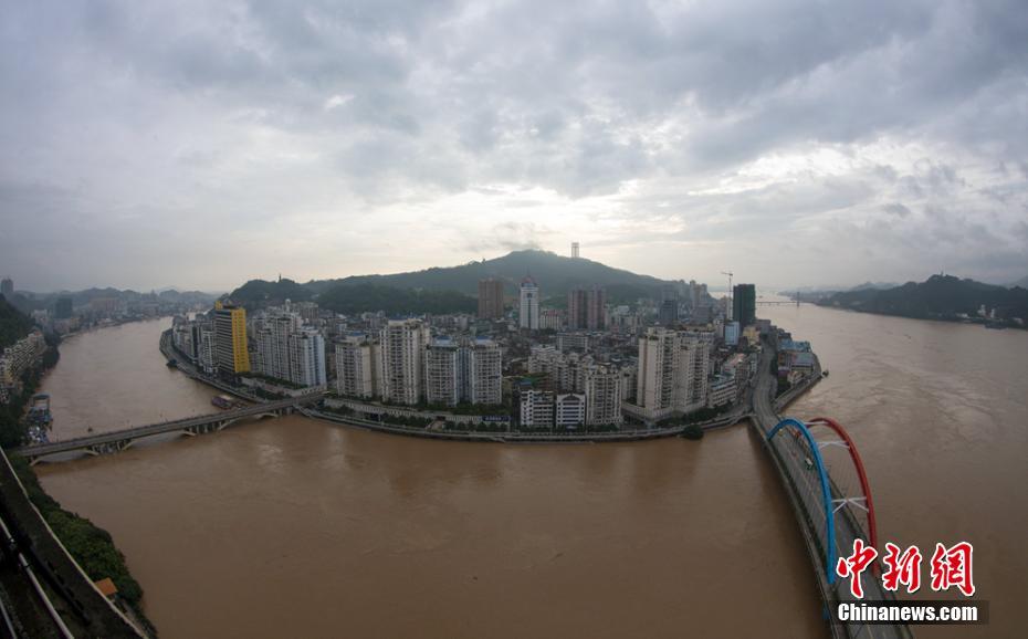 警戒水位を超えても悠然と広場(chǎng)ダンスを楽しむ市民