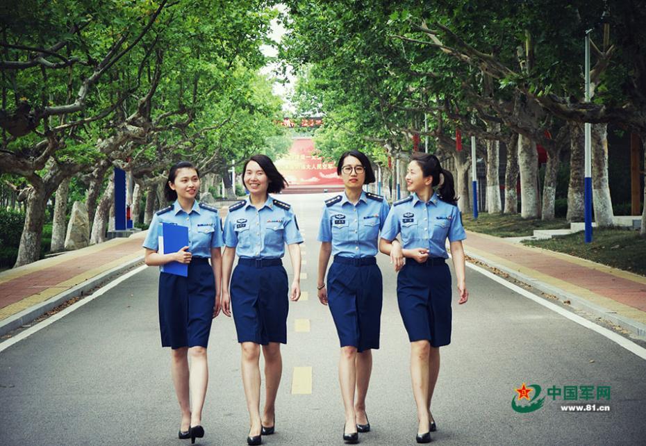 青春を謳歌する爽やかな女性空軍兵士たち