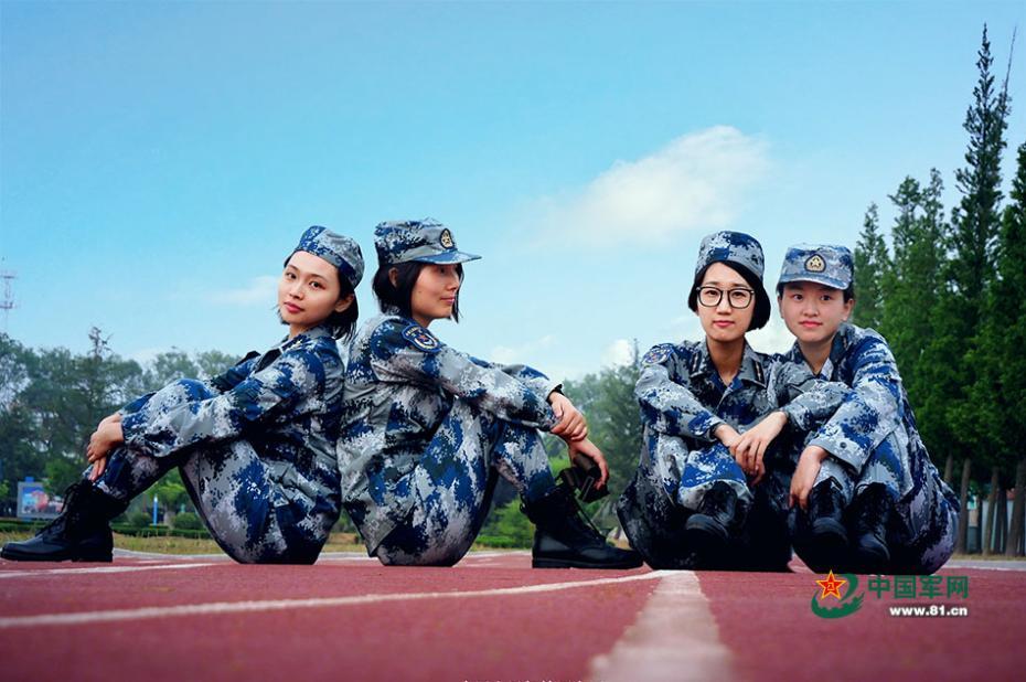 青春を謳歌する爽やかな女性空軍兵士たち