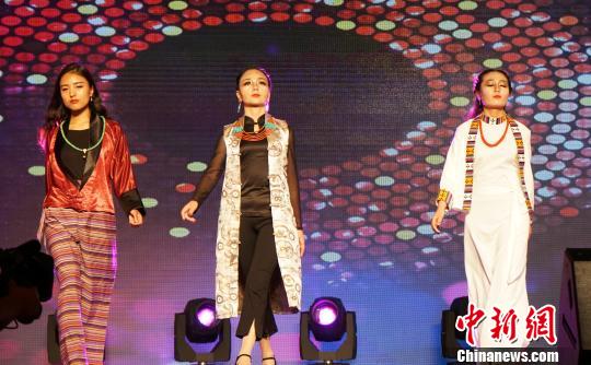 甘粛省の「チベット族ファッションショー」高貴できらびやかな衣裝を披露