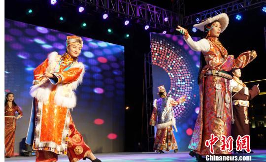 甘粛省の「チベット族ファッションショー」高貴できらびやかな衣裝を披露