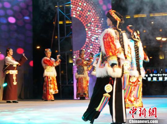 甘粛省の「チベット族ファッションショー」高貴できらびやかな衣裝を披露