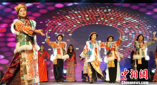 甘粛省の「チベット族ファッションショー」高貴できらびやかな衣裝を披露