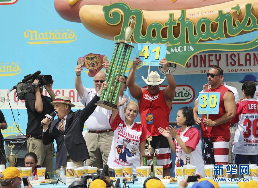 NYでホットドック早食い大會開催　日本人女性が4連覇