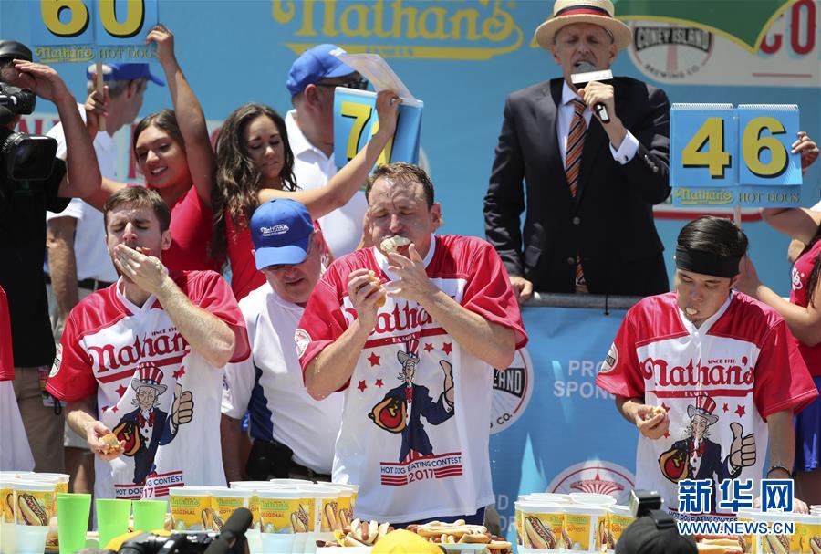 NYでホットドック早食い大會開催　日本人女性が4連覇