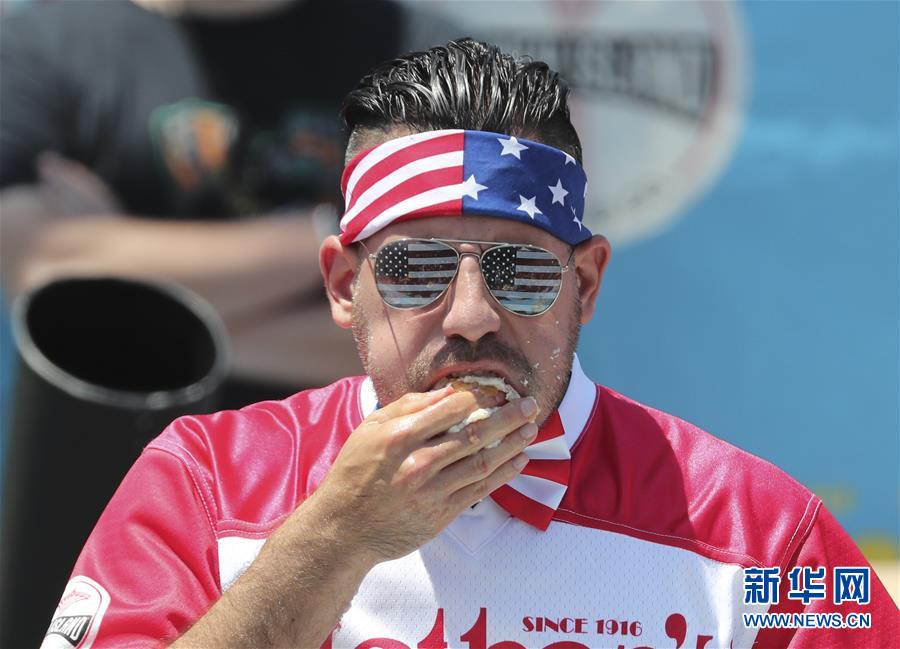 NYでホットドック早食い大會(huì)開(kāi)催　日本人女性が4連覇