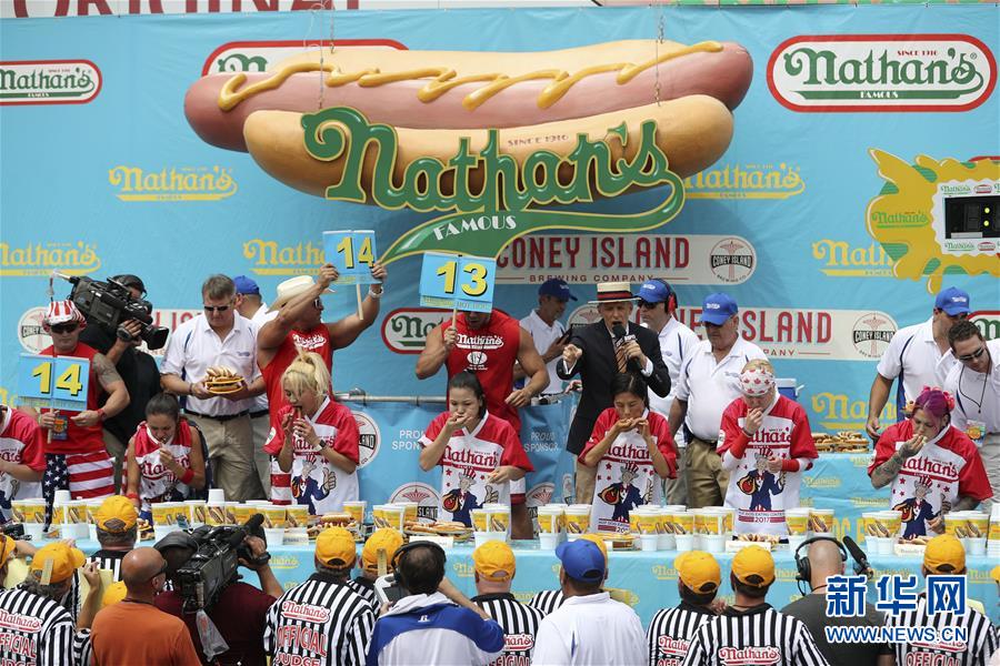 NYでホットドック早食い大會開催　日本人女性が4連覇