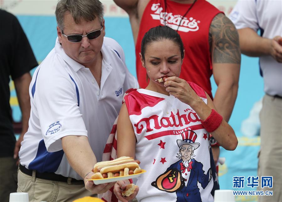 NYでホットドック早食い大會開催　日本人女性が4連覇