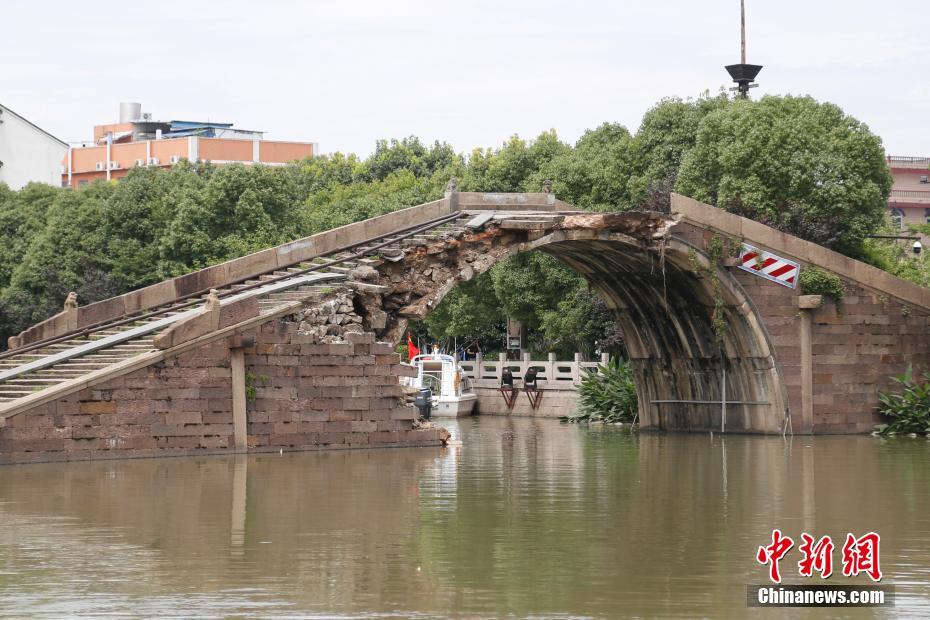 連日の豪雨で歴史ある古い橋が一部倒壊　杭州市