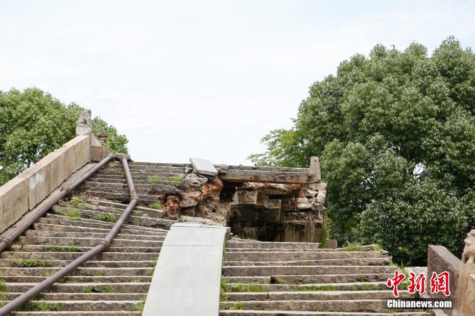 連日の豪雨で歴史ある古い橋が一部倒壊　杭州市